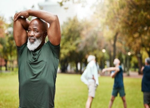 چگونه در سالمندی توانمند بمانیم؟ راه حلی برای توانمندی سالمندان در پله ها